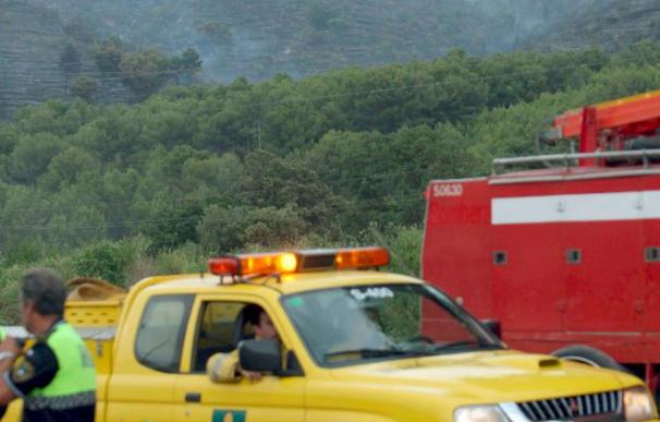 El fuego de Tarragona sigue sin control y ha quemado 35 hectáreas de vegetación