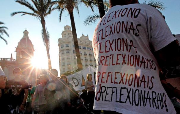 Los "indignados" de Valencia invitan a ir a votar con una camiseta con el emblema del 15-M