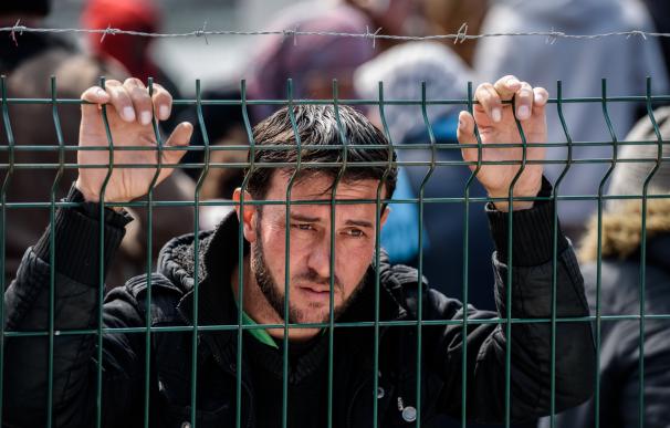 Un desplazado sirio espera en un campamento de refugiados en la costa oeste de Turquía / Ozan Kose (AFP)