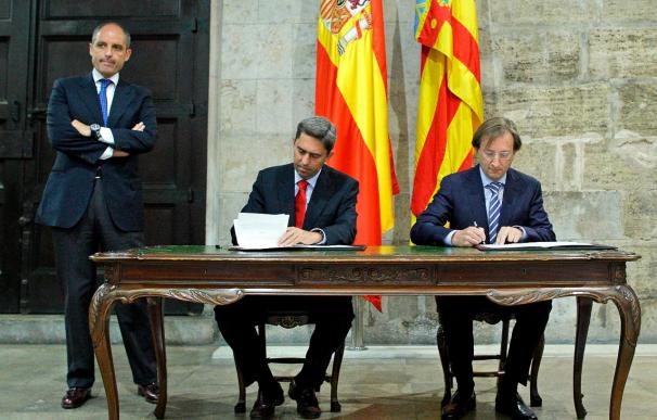 Camps informó a Rajoy de sus planes antes de comenzar el acto de Valencia