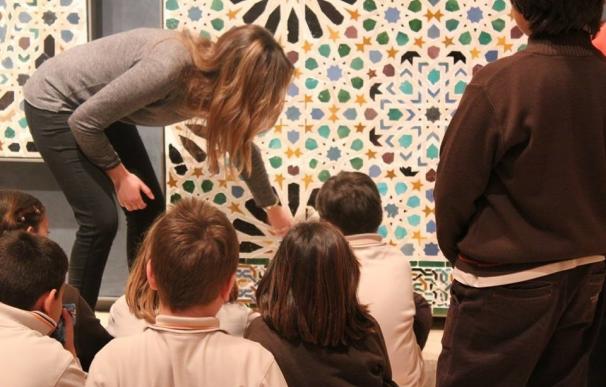 El Museo de la Alhambra organiza visitas guiadas gratuitas para dibujar en familia los fines de semana