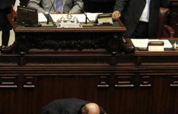 Tormenta política en Italia por la pelea entre Berlusconi y Fini