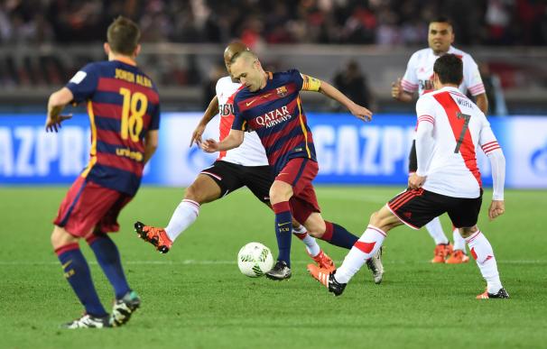 Barcelona forward Andres Iniesta (C) controls the