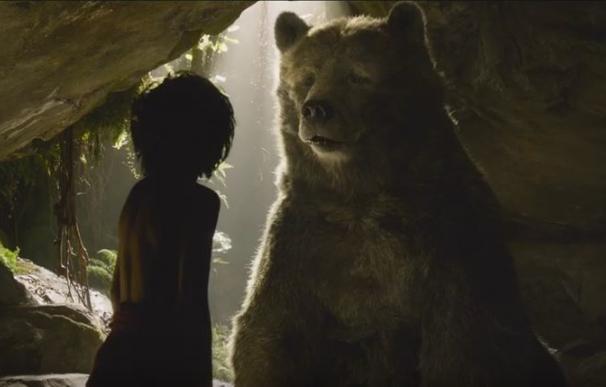 Mowgli conoce al oso Baloo en el nuevo clip de 'El libro de la selva'