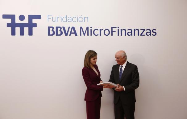 La Reina Letizia visita la Fundación Microfinanzas BBVA para conocer su actividad