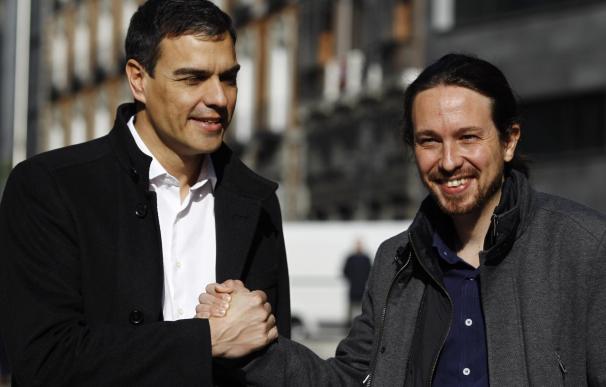 Pablo Iglesias regala a Sánchez un libro sobre baloncesto antes de su reunión