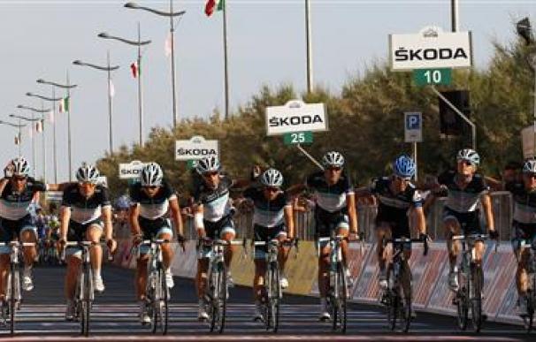 Los ciclistas homenajean a Weylandt en el Giro