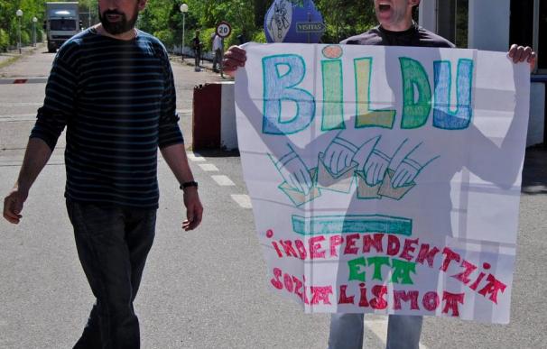 El etarra Ander Errandonea exhibe una pancarta de Bildu al salir de la cárcel