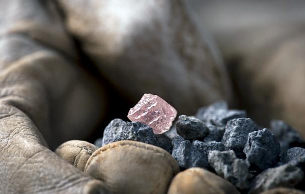 Encuentran un diamante rosa de 12,76 kilates en una mina de Australia