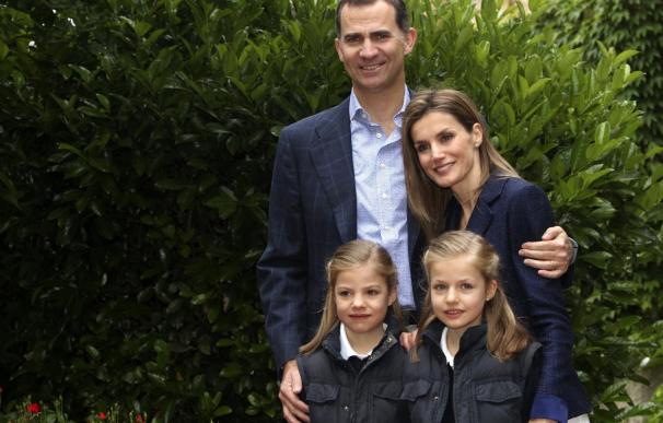 La Casa Real difunde fotos de los Príncipes con sus hijas en el aniversario de su boda