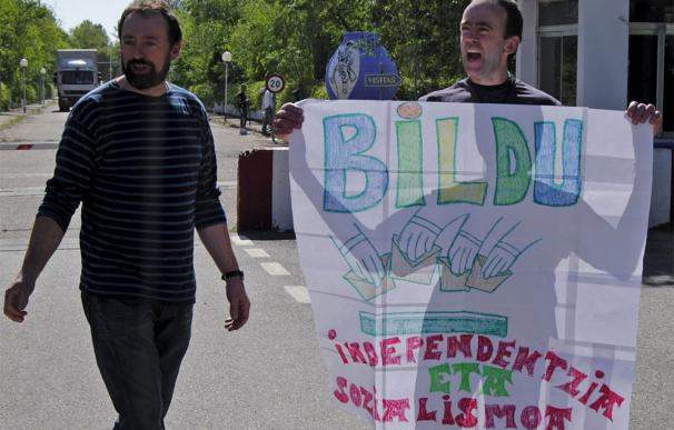 Los dos etarras, a la salida de la cárcel, pidiendo el voto por Bildu.