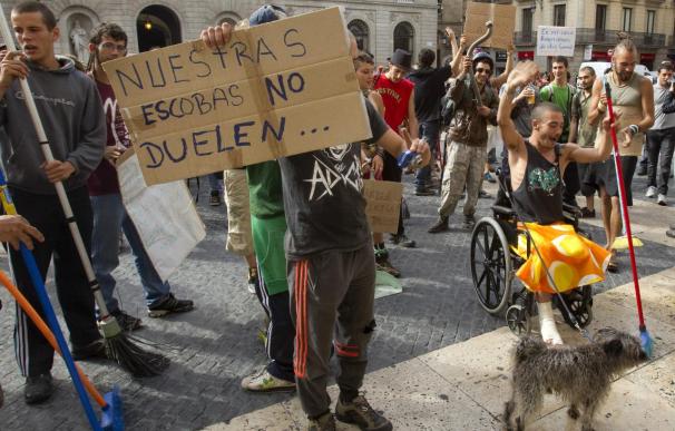 Un centenar de indignados barren la plaza Sant Jaume en protesta por la actuación policial
