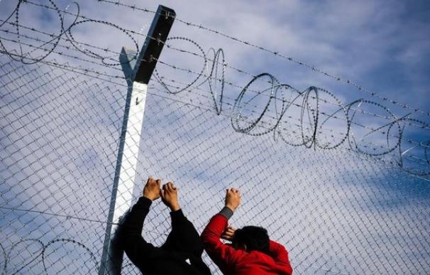 Dos niños en la frontera entre Grecia y Macedonia / AFP