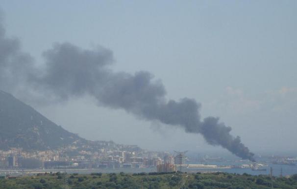 El viento desplaza hacia el mar el humo de Gibraltar y la Junta de Andalucía no detecta contaminación en el aire