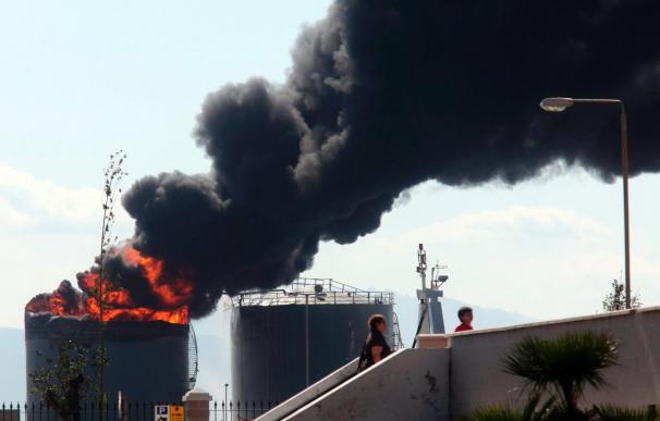 Una quincena de heridos al explotar un depósito en el puerto de Gibraltar