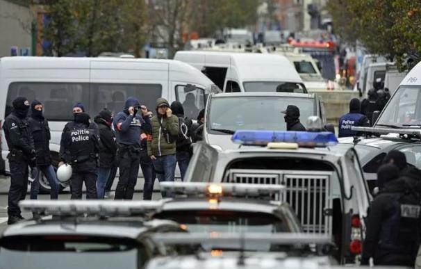 Al menos siete detenidos en operaciones a gran escala en dos barrios de Bruselas /AFP