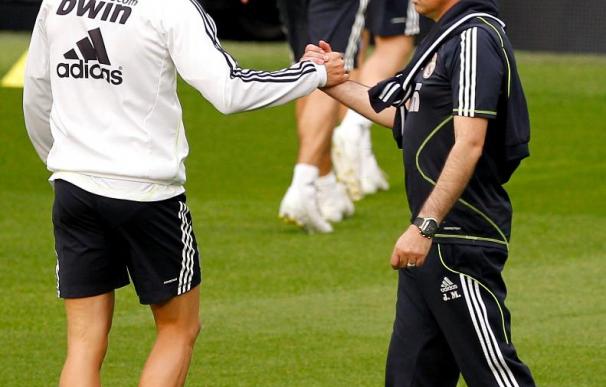 Mourinho, Kaká, Cristiano y Xabi Alonso saludan en chino antes de la gira