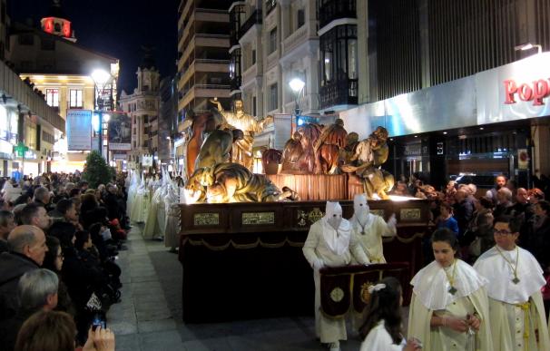 Miles de personas acompañan la procesión general de Viernes Santo de Valladolid