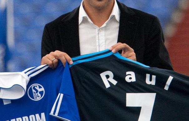 Raúl acapara titulares de la prensa alemana como "atracción" de la Budesliga