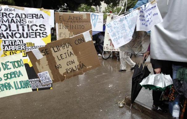 Los indignados de Barcelona aplazan la asamblea sobre su futuro por la lluvia