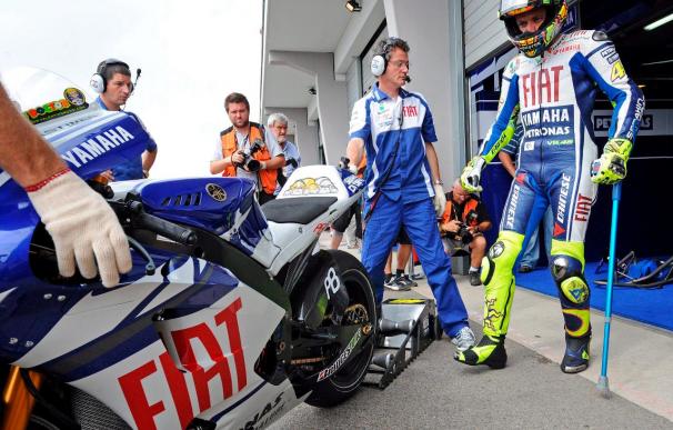 Lorenzo solventa los problemas y se pone al frente con Rossi tercero