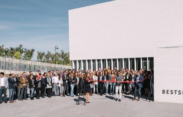Antonio Banderas inaugura la nueva sede de la compañía textil danesa Bestseller en Málaga