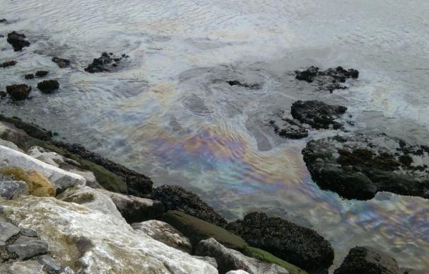Ecologistas de Avilés denuncian un nuevo vertido de productos petrolíferos en el Puerto de San Juan