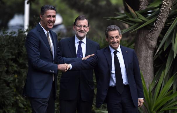 El expresidente francés Nicolas Sarkozy junto al presidente del Gobierno, Mariano Rajoy, y al candidato del PP a la Generalitat, Xavier García Albiol