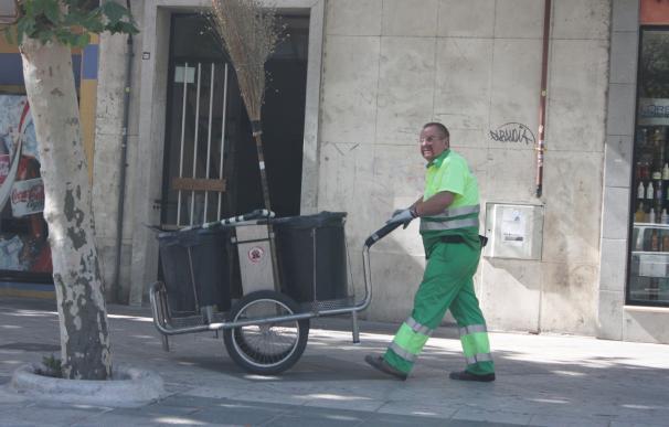 Carmena anuncia la paralización del ERTE en limpieza y zonas verdes y la contratación de 500 nuevos barrenderos