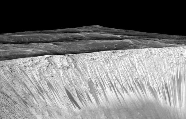 Líneas oscuras que demuestran la existencia de agua en Marte. (NASA)
