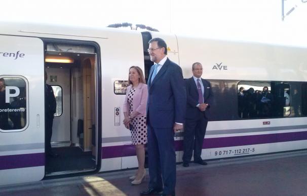 Rajoy destaca los "esfuerzos" de los expresidentes Aznar y Zapatero en la construcción del AVE a León