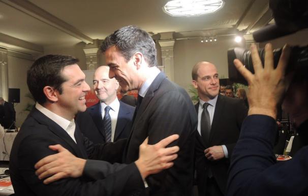 Sánchez pide a Tsipras que media ante Iglesias para que facilite su investidura