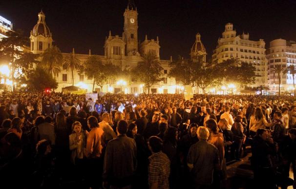 Una cadena humana de "indignados" rodea el edificio del Ayuntamiento de Valencia