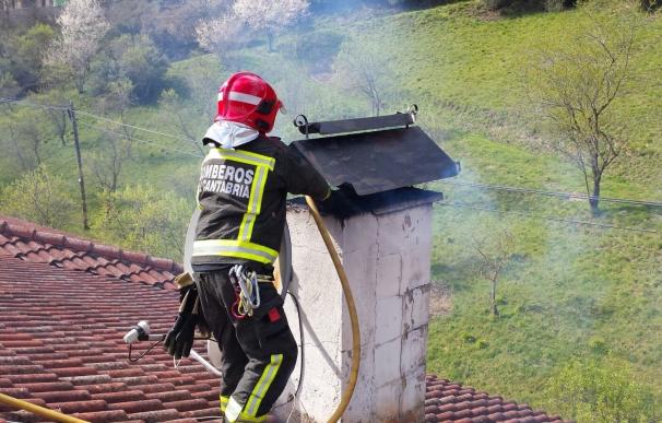 Los bomberos extinguen un incendio en la chimenea de una vivienda en Cayón