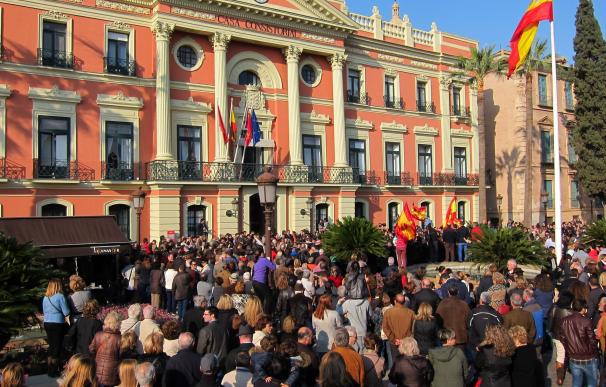 Centenares de personas se concentran frente al Ayuntamiento de Murcia contra la moción laica de Cambiemos