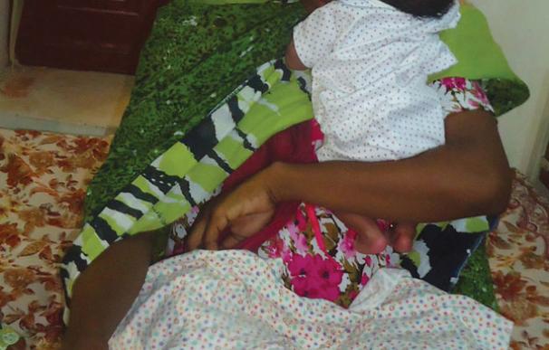 Meriam Yahia Ibrahim Ishag, la mujer de 27 años condenada a muerte en Sudán por hacerse cristiana, con su pequeña recien nacida