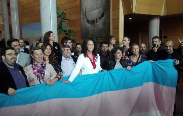 La Asamblea aprueba la ley de transexualidad "más avanzada de España" gracias al voto conjunto de la oposición