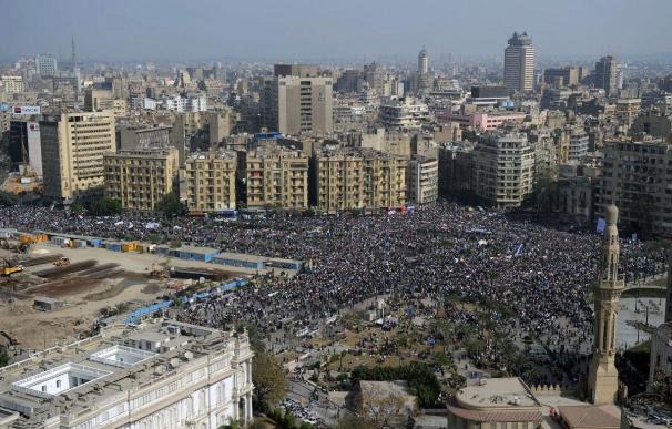 Una marea humana abarrota ya la plaza cairota de Tahrir y sus alrededores
