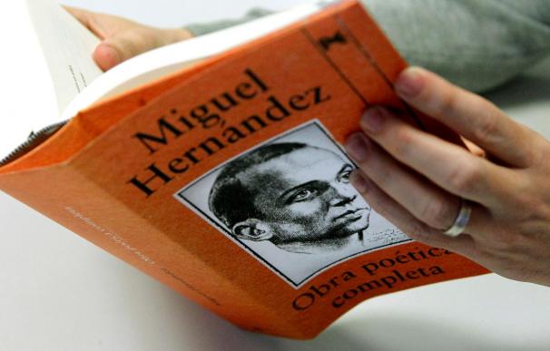 Trasladan el legado de Miguel Hernandez a la Biblioteca Nacional para exposición en Madrid