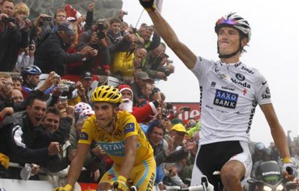 Schleck gana en el Tourmalet, pero Contador sigue líder