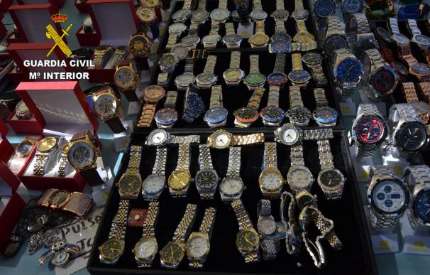 Detenidas ocho personas en Gran Canaria por vender ropa y relojes falsos con un valor en el mercado de 2,4 millones