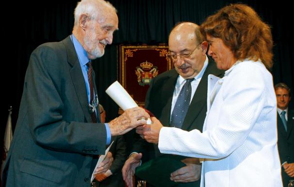 Sampedro recibe el Premio Internacional Menéndez Pelayo
