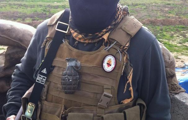 Imágenes del neonazi que combate el Irak contra el Daesh.