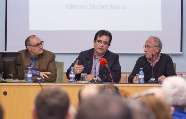El historiador Valeriano Sánchez Ramos imparte una ponencia sobre Santiago y Almería