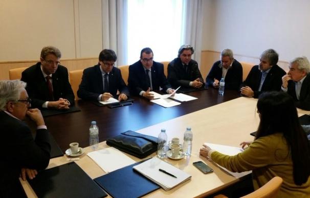 Puigdemont suspende su viaje a París y decreta dos días de luto oficial