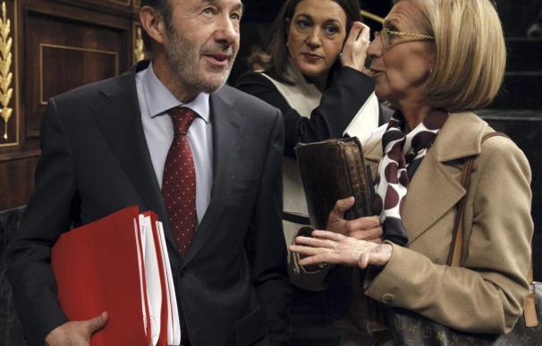El líder del PSOE Alfredo Pérez Rubalcaba, saluda a la líder de UPyD Rosa Díez (d) en presencia de su compañera de partido Soraya Rodríguez.