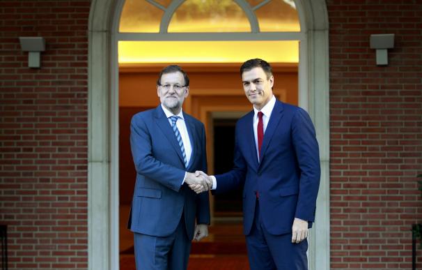 Mariano Rajoy y Pedro Sánchez en su primera reunión tras las elecciones del 20D