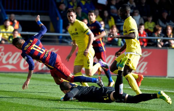 Asenjo le robó limpiamente el balón a Neymar