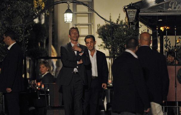 Sarkozy controla la "Medianoche en París" de Carla Bruni y Woody Allen