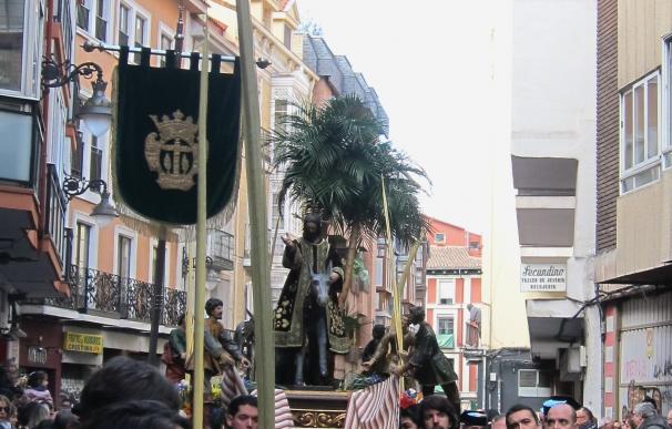 'La Borriquilla' desfila por las calles de Valladolid rodeada de las palmas de los cofrades más pequeños